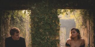 Kiedy miłość była bardziej dramatyczna: emocje w dawnych harlequinach kontra współczesne romanse Para patrząca na siebie przez zrujnowane, bluszczem porośnięte okno