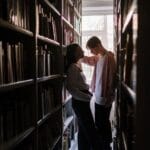 Od marzeń nastolatki do dojrzałej miłości: harlequiny, które rosną razem z czytelniczką