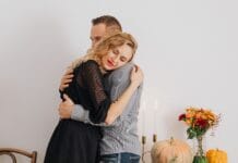 Second chance romance: dlaczego tak chętnie czytamy o drugich szansach w miłości? Para obejmująca się na tle jesiennych dekoracji