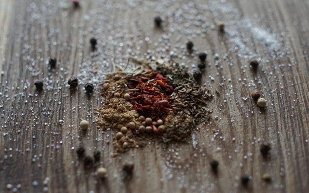 Co oznacza skala pikantności w romansach? Oznaczenia poziomu spice wyjaśnione